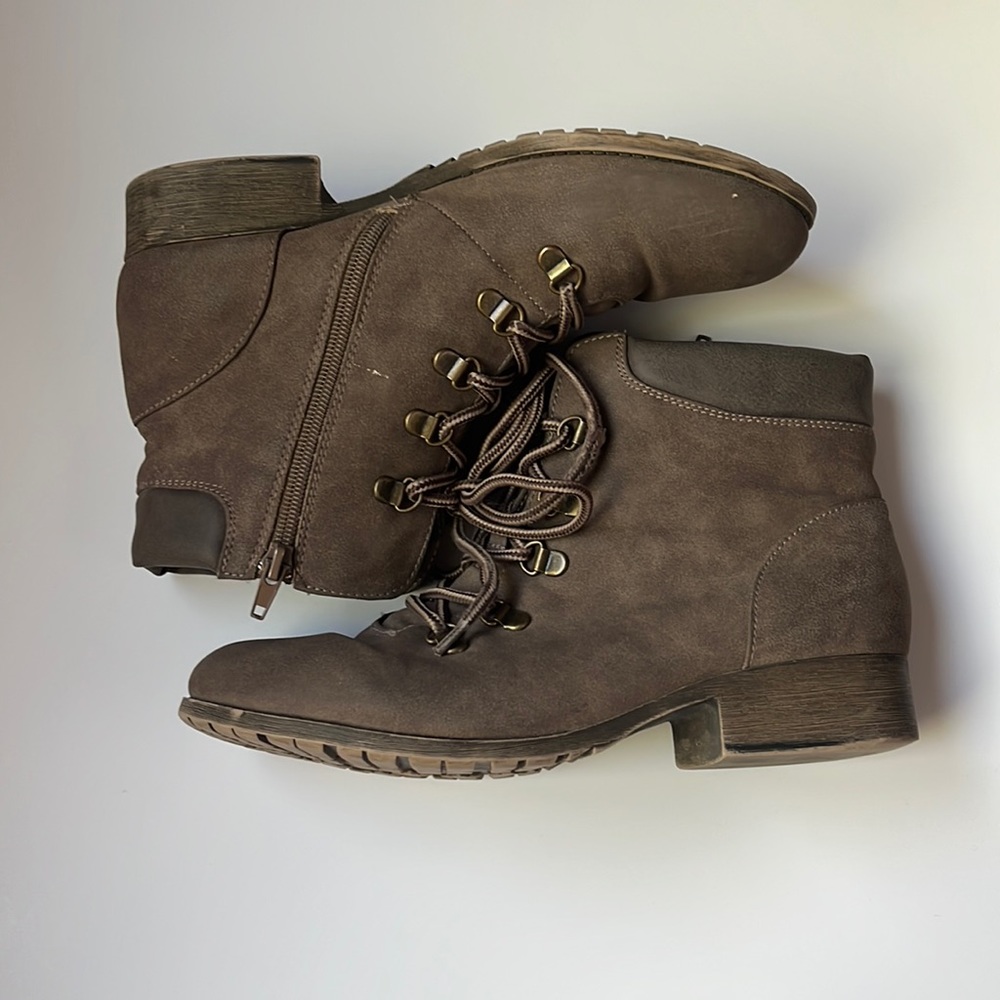 Size 8.5 Maurices booties.